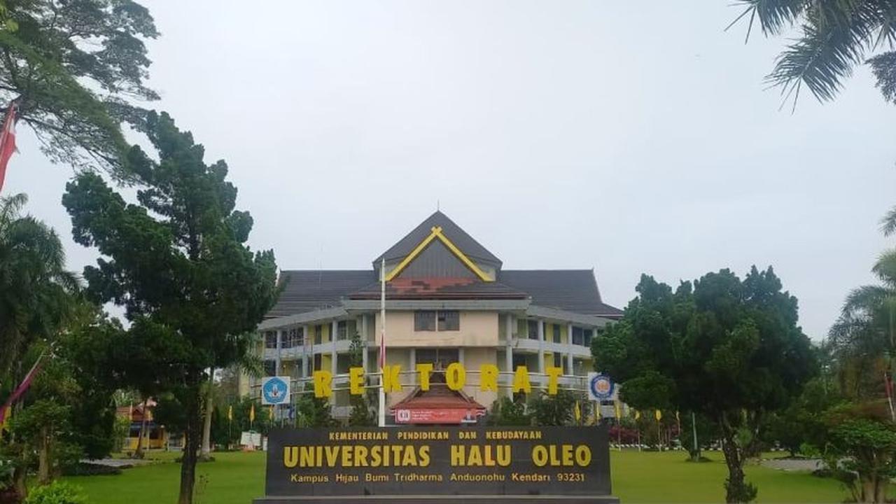 Duka Mendalam UHO: Bendera Setengah Tiang Dikibarkan atas Wafatnya Rektor Prof Armid, Baru Menjabat Sebulan