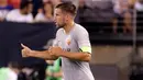 Gelandang Roma, Kevin Strootman memberi isyarat setelah mencetak gol ke gawang Real Madrid dalam International Champions Cup (ICC) di New Jersey, AS, Selasa (7/8). (AP Photo/Julio Cortez)