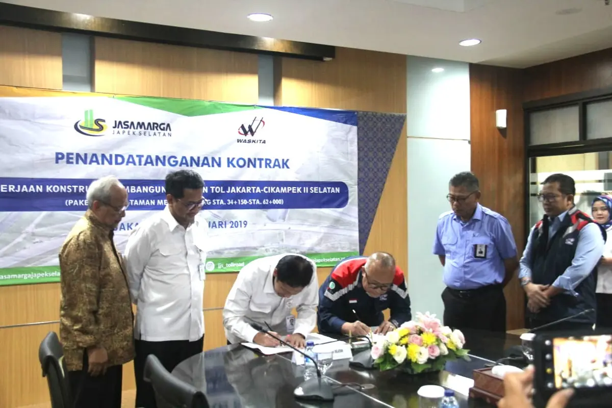 PT Waskita Karya (Persero) Tbk menandatangani kontrak Proyek Pembangunan Jalan Tol Jakarta – Cikampek II Selatan Paket III. Liputan6.com/Ilyas Istianur P
