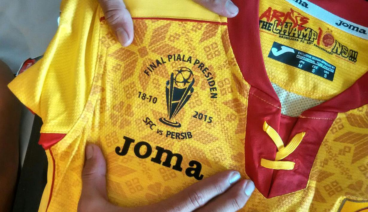 Logo khusus di seragam Sriwijaya FC yang akan dipakai dalam Final Piala Presiden 2015 melawan Persib Bandung di Stadion Utama Gelora Bung Karno, Minggu (18/10/2015). (Bola.com/Nicklas Hanoatubun)