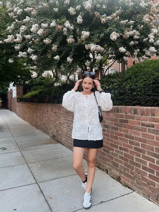 Salah satunya saat ia mengenakan outfit hitam putih yang simple dengan puffy sleeve dan rok mini [@enzystoria]