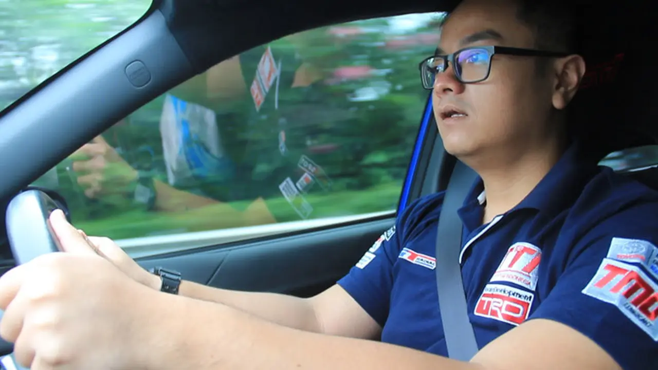 Tips mengemudikan mobil agar penumpang tidak merasa mual