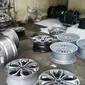 RForged menyediakan layanan custom velg. Selain itu, tersedia pula servis dan jual beli velg berbagai merek. 