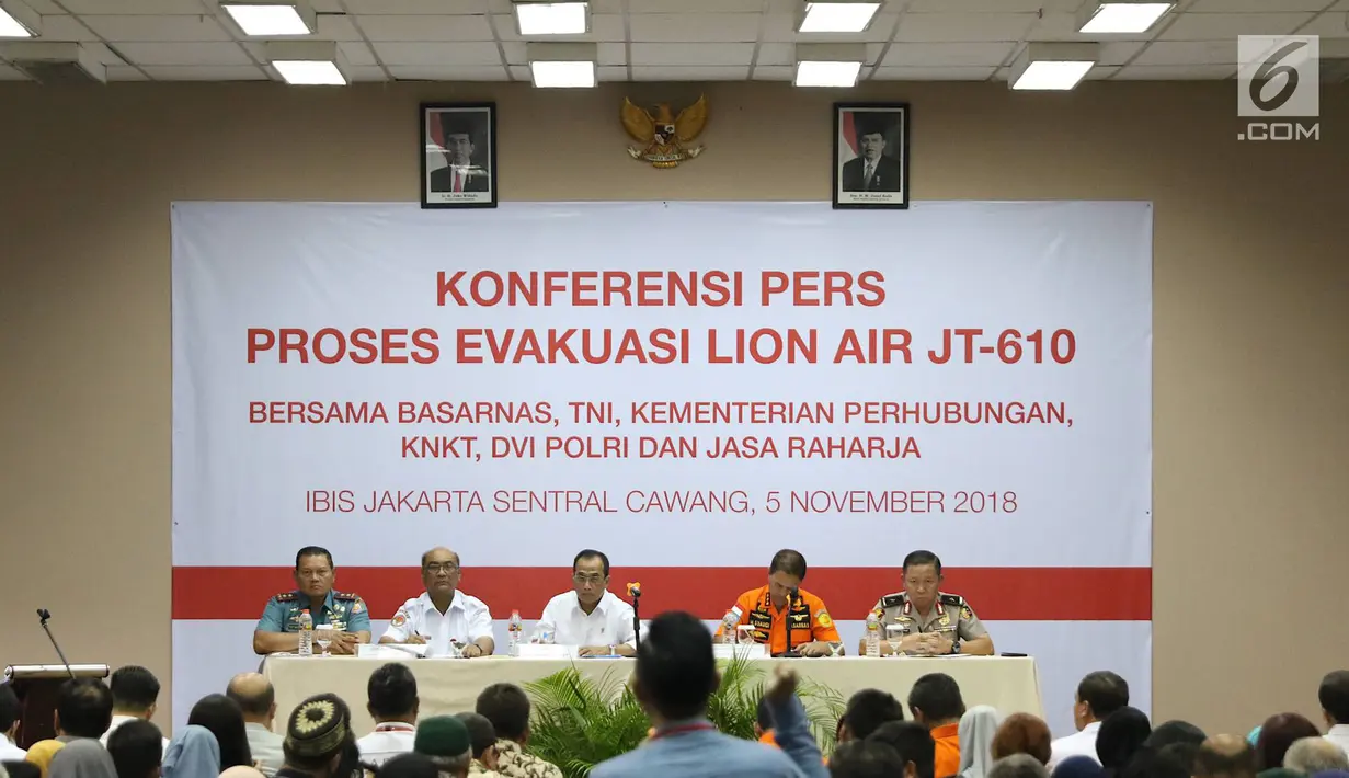 Menhub Budi Karya (tengah) didampingi Ketua Basarnas Marsekal Madya M. Syaugi (dua kanan) dan Ketua KNKT Soerjanto Tjahjono (dua kiri) saat evaluasi Lion Air JT 610 jatuh di Krisis Center, Jakarta, Senin (5/11). (Liputan6.com/Immanuel Antonius)