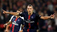 Striker Paris Saint-Germain, Zlatan Ibrahimovic, merayakan gol ke gawang Olympique Marseille pada laga Ligue 1 di Stadion Parc des Princes, Paris, Senin (5/10/2015) dini hari WIB. (REUTERS / Regis Duvignau)