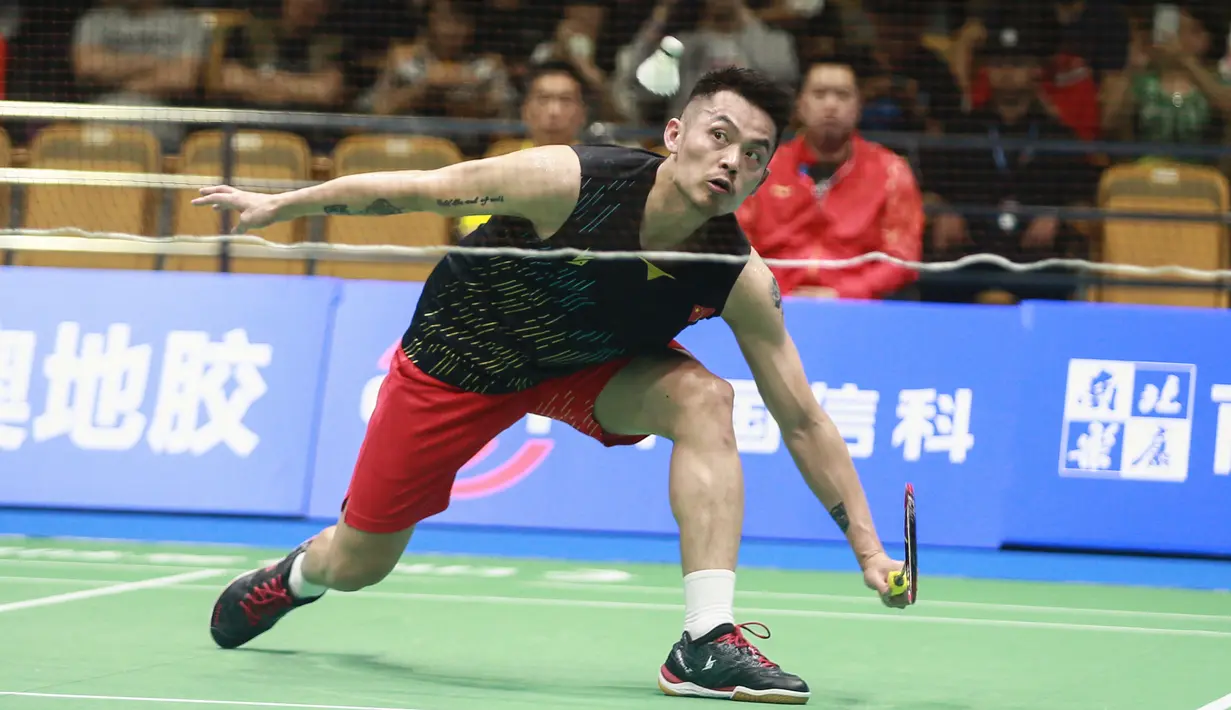 Lin Dan mengembalikan kok saat bertanding melawan Lu Chia Hung dalam 2019 Badminton Asia Championships di Wuhan, Provinsi Hubei, China, 24 April 2019. Legenda bulu tangkis asal China tersebut mengumumkan pensiun sebagai pebulu tangkis pada 4 Juli 2020. (STR/AFP)