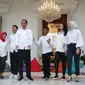 Presiden Joko Widodo (ketiga kiri) usai mengenalkan staf khusus di halaman Istana Merdeka, Jakarta, Kamis (21/11/2019). Staf khusus baru dari kalangan milenial yakni CEO Amartha Andi Taufan Garuda Putra, Perumus Gerakan Sabang Merauke Ayu Kartika Dewi. (Liputan6.com/Angga Yuniar)