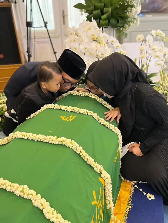 Selain surat yang berisi tentang permintaan maaf dan mengisyaratkan perpisahan, Atalia juga membagikan beberapa potret penghargaan yang didapat putranya semasa masih SD. [Instagram/ataliapr]