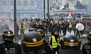 Sejumlah demonstran berhadapan dengan polisi saat aksi menentang kenaikan biaya hidup sekaligus menyuarakan tuntutan mahasiswa di Paris, Prancis, Sabtu (17/10/2026). (AP Photo/Emma Da Silva)