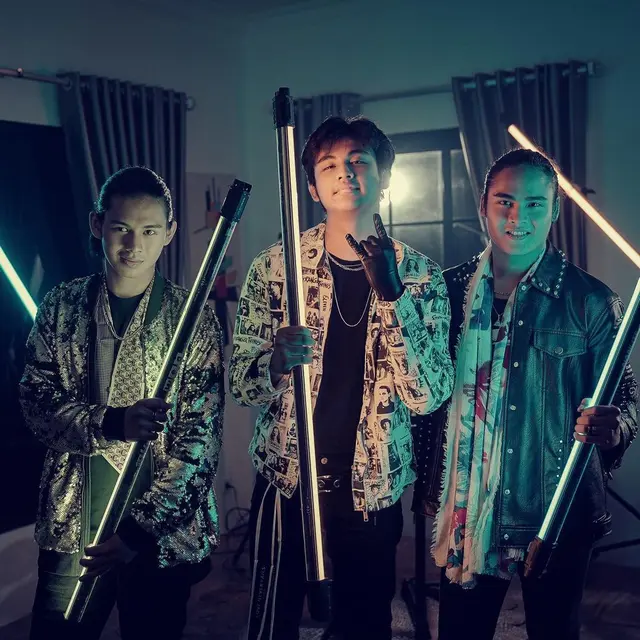 3 Tahier adalah grupband yang personilnya merupakan anak dari Ferdy Tahier, vokalis band Element.