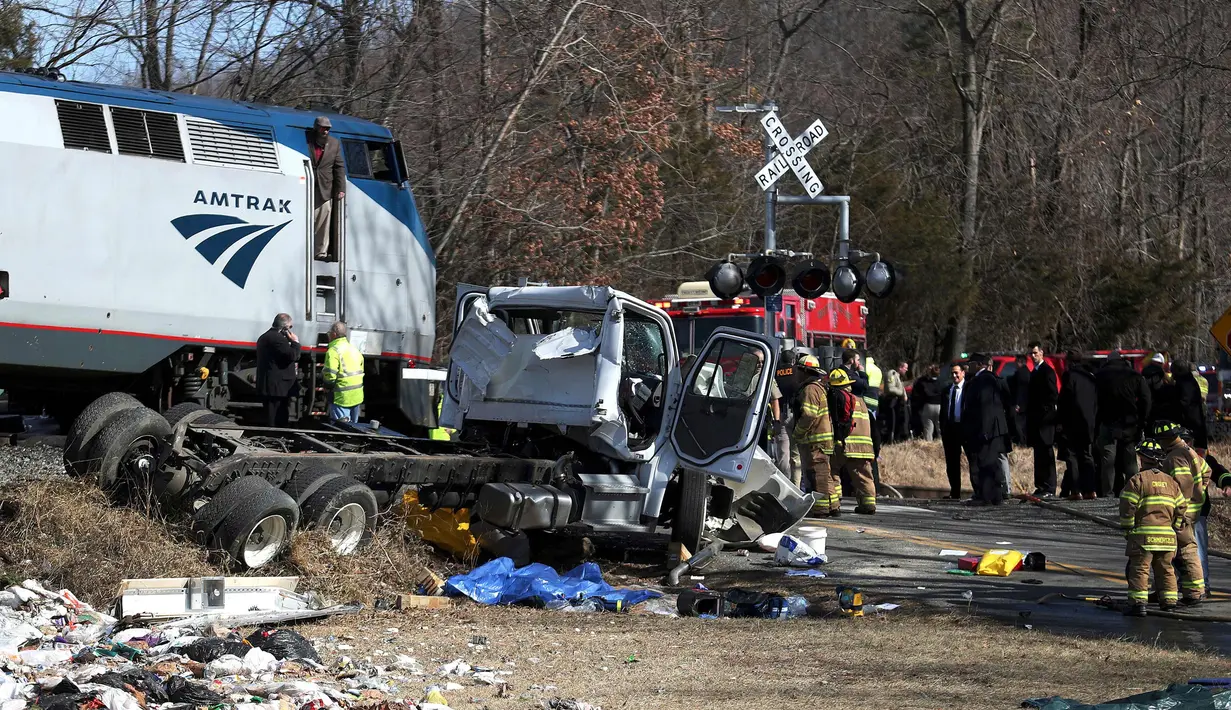 Kondisi truk sampah yang setelah ditabrak kereta api di Crozet, Va, (31/1). Tidak ada anggota Kongres atau staf mereka yang mengalami luka parah dalam kecelakaan tersebut. (Zack Wajsgrasu/AP)