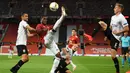 Striker Manchester United, Odion Ighalo, berebut bola dengan pemain LASK pada laga leg kedua 16 besar Liga Europa 2019/2020 di Old Trafford, Kamis (6/8/2020) dini hari WIB. Manchester United menang agregat 7-1 atas LASK. (AFP/Oli Scarff)