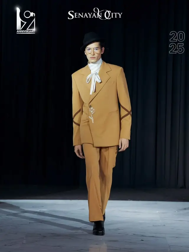 Tiga Maestro Indonesia Rinaldy Yunardi, Tex Saverio, dan Agus Lim Buka Fashion Nation XIX dengan Koleksi Megah