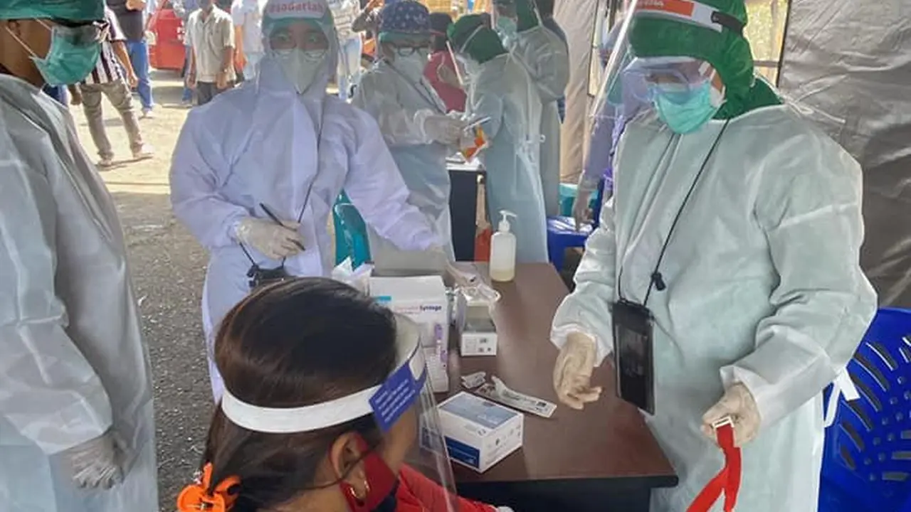 Para pedagang di Pasar Pinasungkulan Karombasan Manado saat menjalani rapid test, baru-baru ini.
