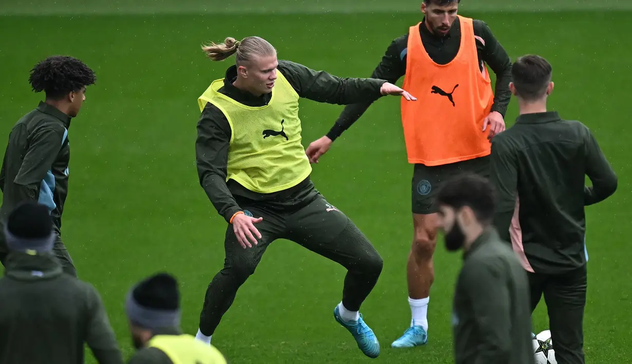 Pemain Manchester City, Rico Lewis, Erling Haaland dan Ruben Dias (kiri ke kanan) saat berlatih bersama rekan setimnya dalam sesi latihan tim di tempat latihan Manchester City, di Manchester, Inggris, pada tanggal 30 September 2024. (Paul ELLIS/AFP)