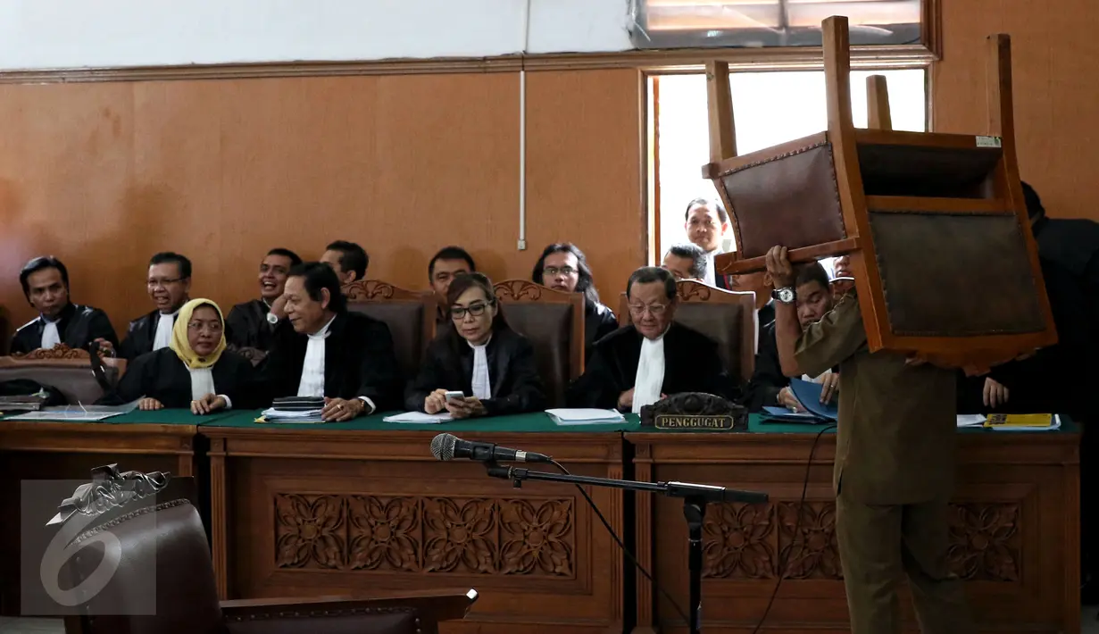 Tim kuasa hukum OC Kaligis saat mengikuti sidang praperadilan terhadap KPK di Pengadilan Negeri Jakarta Selatan, Senin (10/8/2015). Sidang tersebut ditunda karena pihak KPK tidak hadir. (Liputan6.com/Yoppy Renato)