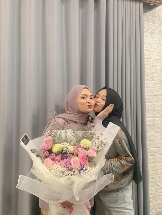 <p>Nathalie Holscher juga sempat mengutarakan perlakuan keempat anak sambungnya terhadapnya selama ini, termasuk dari anak kedua Sule. Seperti anak perempuan kepada ibunya, Putri Delina terkadang ingin selalu menghabiskan waktu bersama Nathalie. (Foto: instagram.com/@putridelinaa)</p>