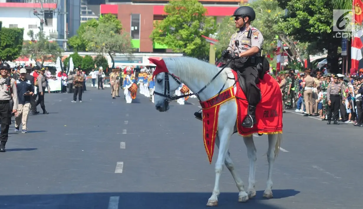 Pasukan berkuda dari polisi satwa memeriahkan kirab defile perayaan HUT ke-73 Bhayangkara di kawasan Simpang Lima Semarang, Rabu (10/7/2019). Kirab defile itu menampilkan aeromodeling, polisi cilik, seni bela diri, drum band, barongsari, kesenian Jateng, komunitas,dan Ormas. (Liputan6.com/Gholib)