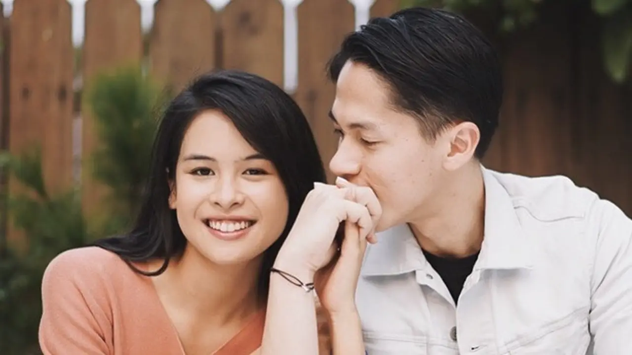 Jarang Tersorot, Ini 7 Momen Manis Maudy Ayunda dan Sang Kekasih