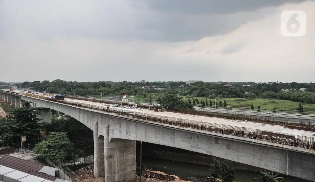 Suasana proyek pembangunan Kereta Cepat Jakarta-Bandung di kawasan Halim Perdanakusuma, Jakarta, Selasa (8/3/2022). KCIC terus mengejar penyelesaian proyek untuk bisa berjalan sesuai dengan target pengoperasian yang telah ditetapkan pada Juni 2023. (merdeka.com/Iqbal S. Nugroho)