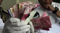 Barang bukti uang hasil OTT Pungli di Kantor Imigrasi Daerah Istimewa Yogyakarta. (Liputan6.com/Switzy Sabandar)