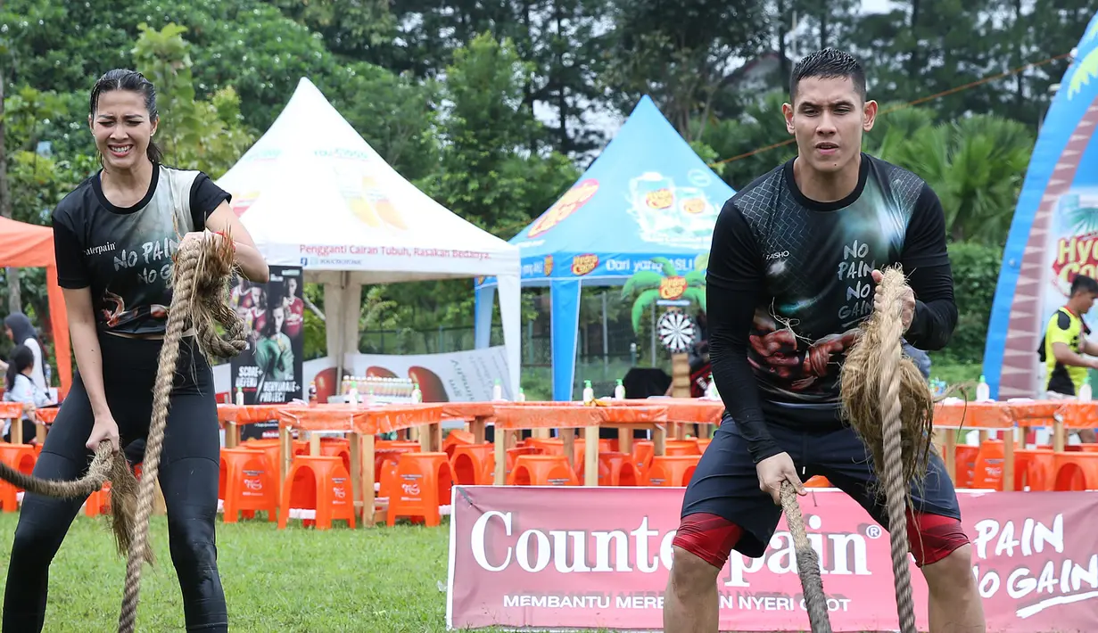 Keharmonisan bersama istri, juga ditunjukan dalam mengikuti ajang Counterpain Mud Warrior 2017. Ganindra Bimo dan Andrea Dian terlihat kompak saat ikut acara itu. (Bambang E. Ros/Bintang.com)