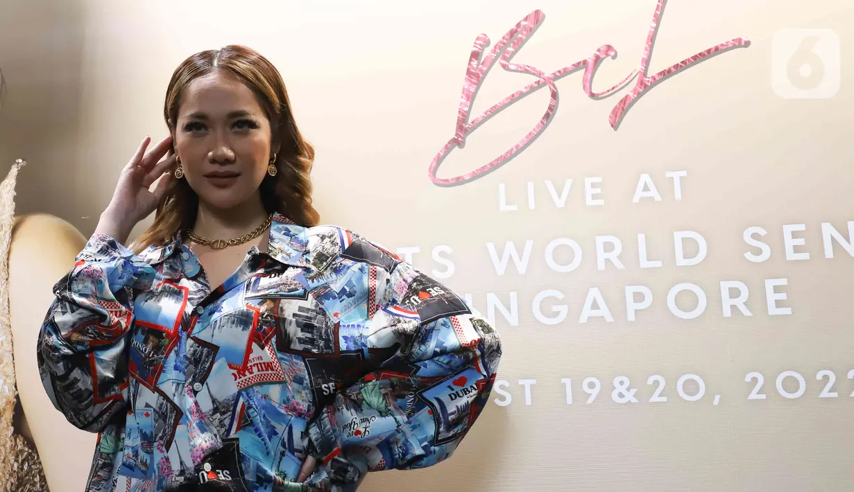 Penyanyi sekaligus bintang film Bunga Citra Lestari (BCL) berpose usai konferensi pers BCL Blossom Intimate Concert di kawasan Gunawarman, Jakarta Selatan, Selasa (5/7/2022). Bunga Citra Lestari (BCL) akan menggelar konser tunggal internasional pertamanya di Resorts World Sentosa (RWS), Singapura. (Liputan6.com/Herman Zakharia)