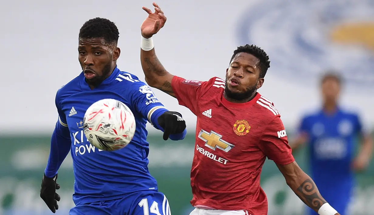 Striker Leicester City, Kelechi Iheanacho (kiri) berebut bola dengan gelandang Manchester United, Fred dalam laga perempatfinal Piala FA 2020/2021 di King Power Stadium, Minggu (21/3/2021). Leicester menang 3-1 atas Manchester United. (AFP/Oli Scarff/Pool)