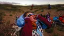 Seorang pemuda memakai kacamata pelindung untuk menyaksikan efek "cincin berlian" saat terjadi gerhana matahari total di Piedra del Aguila, Argentina, Senin (14/12/2020). Gerhana matahari total terlihat dari wilayah Patagonia utara Argentina dan dari Araucania di Chili. (AP Photo/Natacha Pisarenko)
