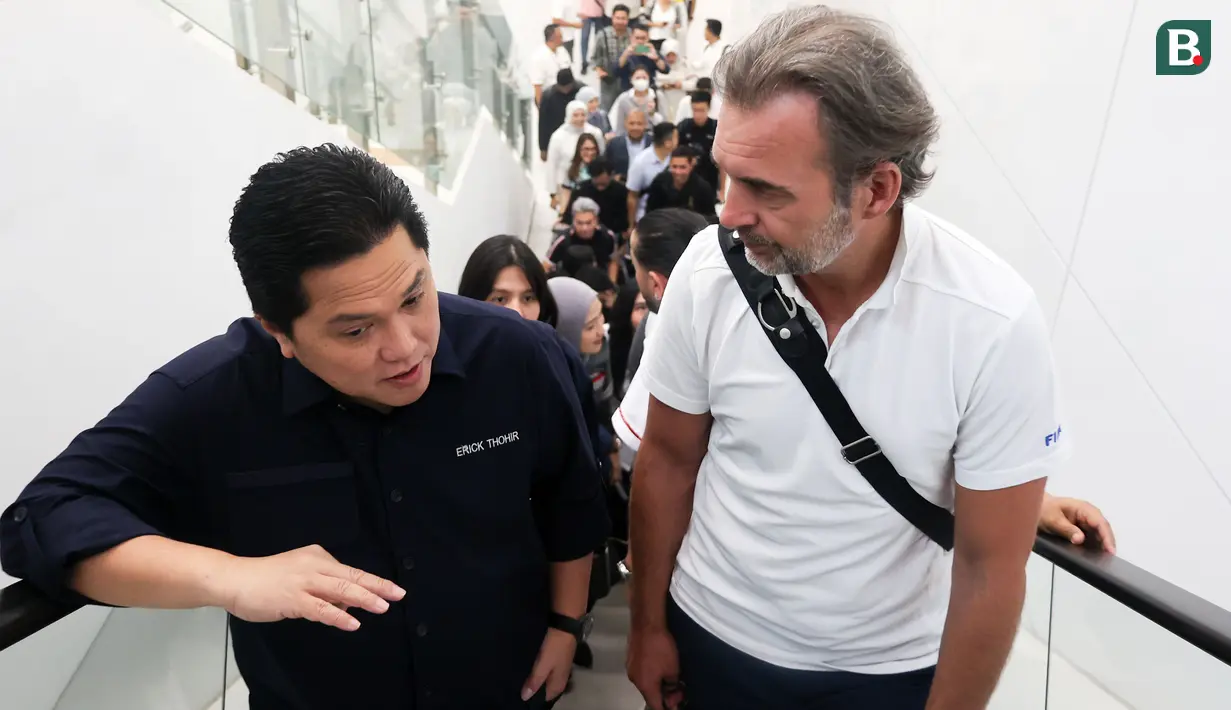 Ketua umum PSSI, Erick Thohir (kiri) berbincang dengan FIFA Team Project Venue Management, Christian Schmolzer saat akan mencoba kereta cepat Whoosh dari Stasiun Halim, Jakarta, ke Stasiun Tegalluar, Bandung, pada Senin (9/10/2023). (Bola.com/Abdul Aziz)