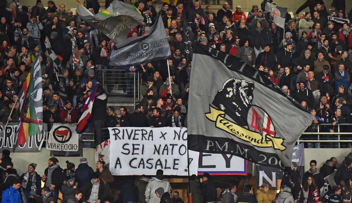 Suporter Alessandria saat pertandingan melawan AC Milan dalam leg pertama semifinal Coppa Italia di Stadion Olimpico, Roma, Rabu (27/1/2016) dini hari WIB. (EPA/Andrea Di Marco)