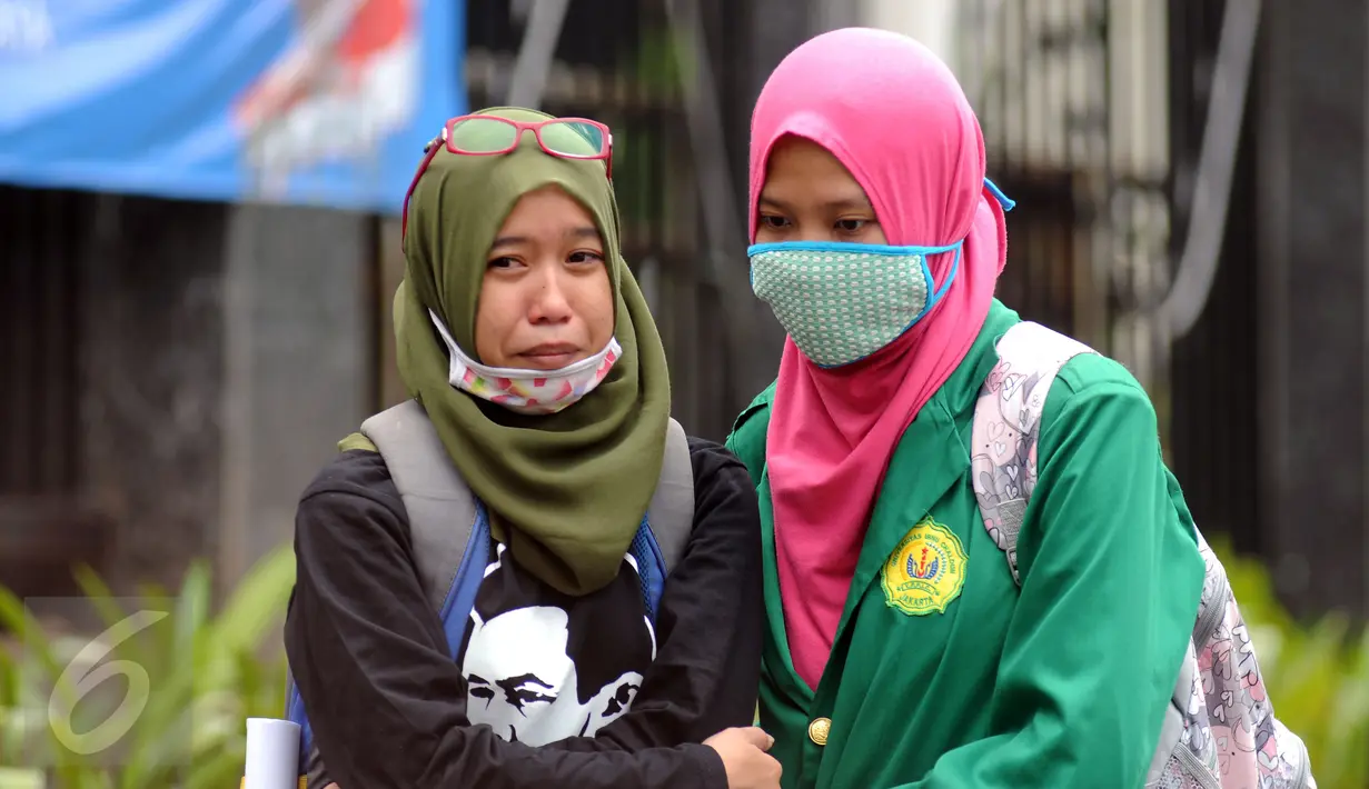 Ekspresi kesedihan mahasiswi Universitas Ibnu Chaldun saat melakukan aksi di depan Gedung Dirjen Dikti, Jakarta Rabu (7/10/2015). Mahasiswa Universitas Ibnu Chaldun meminta pencabutan pembekuan kampus mereka. (Liputan6.com/Helmi Fithriansyah)