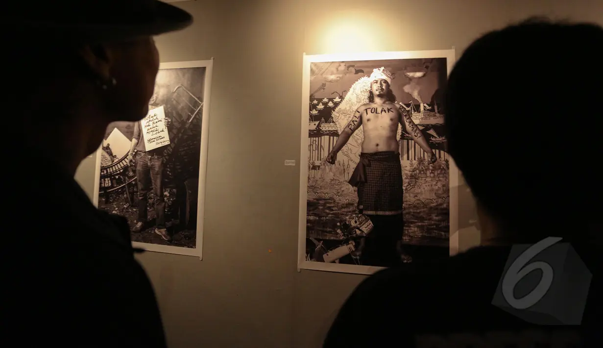 Pengunjung mengamati foto karya pewarta foto Ismar Patrizki di Galeri Foto Jurnalistik ANTARA, Jakarta, Jumat (22/5/2015). Ismar Patrizki menampilkan 51 karya foto dengan tema "Laut Luka Blues" tentang isu lingkungan di Bali. (Liputan6.com/Faizal Fanani)