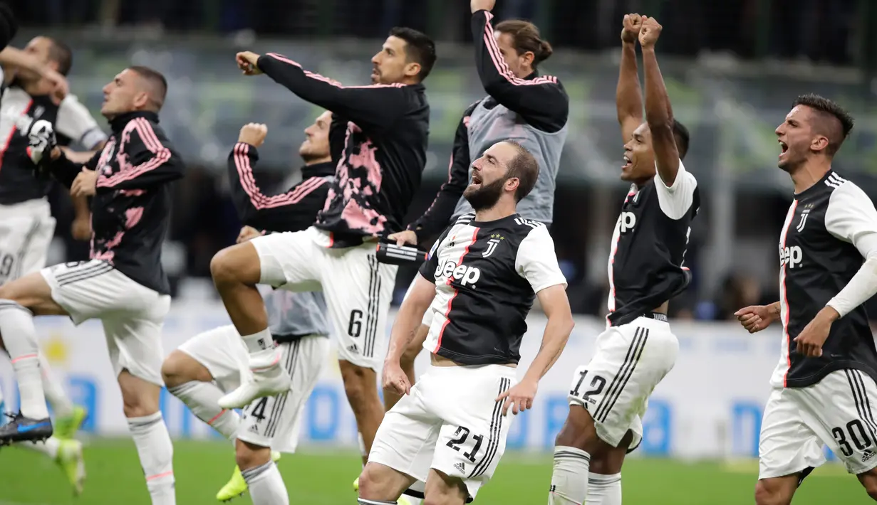 Para pemain Juventus merayakan kemenangan mereka atas Inter Milan dalam lanjutan kompetisi Serie A 2019-2020 di Stadion Giuseppe Meazza, Minggu (6/10/2019). Juventus memenangi duel bertajuk Derby d'Italia dengan keunggulan 2-1 atas Inter. (AP/Luca Bruno)