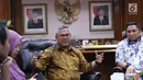 Ketua KPU RI, Arief Budiman (tengah) saat menerima audiensi perwakilan Asosiasi Pengajar Hukum Tata Negara di Jakarta, Selasa (27/11). Pertemuan untuk menindaklanjuti putusan MK, MA dan PTUN. (Liputan6.com/Helmi Fithriansyah)