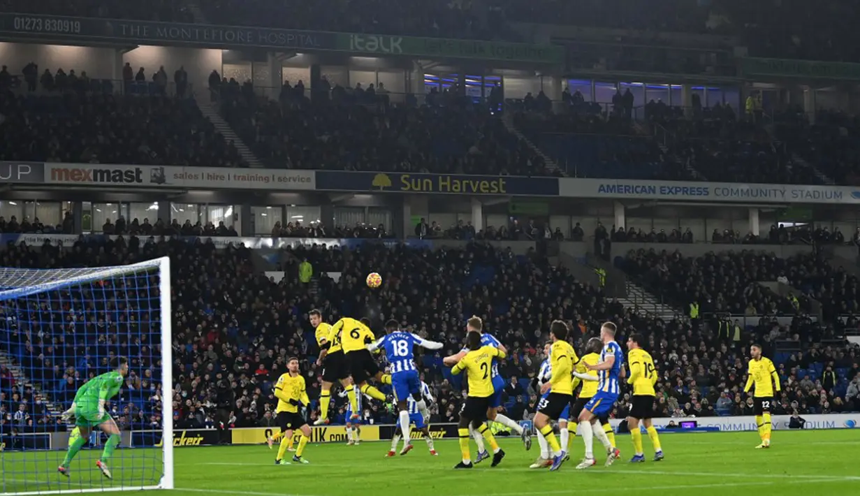 Para pemain bersaing memperebutkan bola pada pertandingan sepak bola Liga Inggris antara Brighton and Hove Albion melawan Chelsea di American Express Community Stadium, Brighton, Inggris, 18 Januari 2022. Pertandingan berakhir 1-1. (Glyn KIRK/AFP)