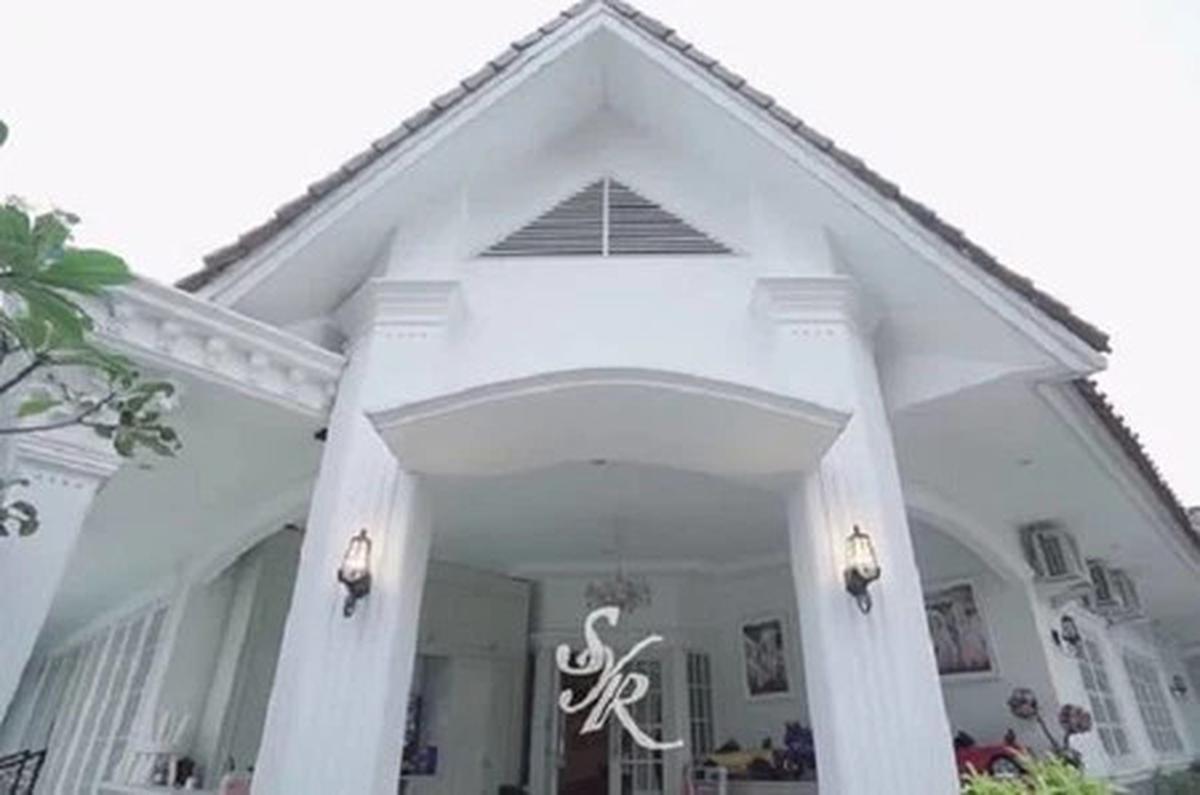 Tak Lagi Dihuni, 5 Potret Rumah Mewah Syahrini Bergaya Eropa Klasik di Bogor - Estetik dengan Nuansa Serba Putih