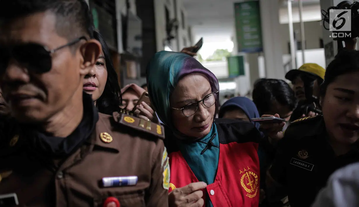 Terdakwa kasus dugaan penyebaran berita bohong, Ratna Sarumpaet meninggalkan PN Jakarta Selatan, seusai menjalani  sidang lanjutan, Selasa (19/3). Sidang Ratna Sarumpaet mengagendakan pembacaan putusan sela dari majelis hakim. (Liputan6.com/Faizal Fanani)