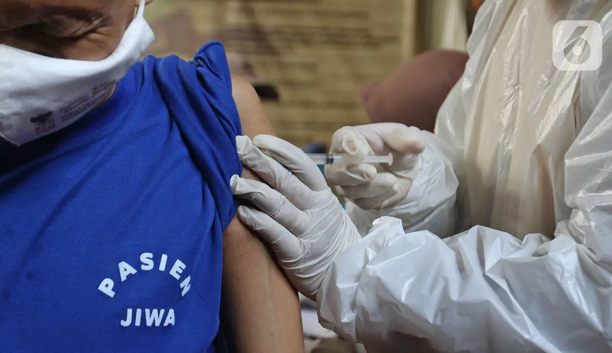 Petugas medis menyuntikan vaksin COVID-19 kepada pasien ODGJ di Bekasi, Jawa Barat, Rabu (4/8/2021). Sebanyak 70 pasien ODGJ mengikuti kegiatan vaksinasi merdeka guna mencegah penyebaran wabah COVID-19. (Liputan6.com/Herman Zakharia)