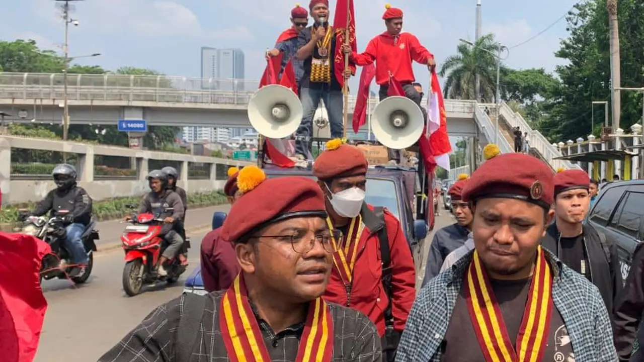Pengurus Pusat Perhimpunan Mahasiswa Katolik Republik Indonesia (PMKRI) bersama elemen masyarakat menggelar aksi di depan Gedung DPR RI, Senin (1/9) (Istimewa)