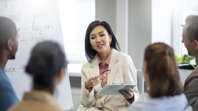 ilustrasi memimpin rapat/freepik.com/EyeEm