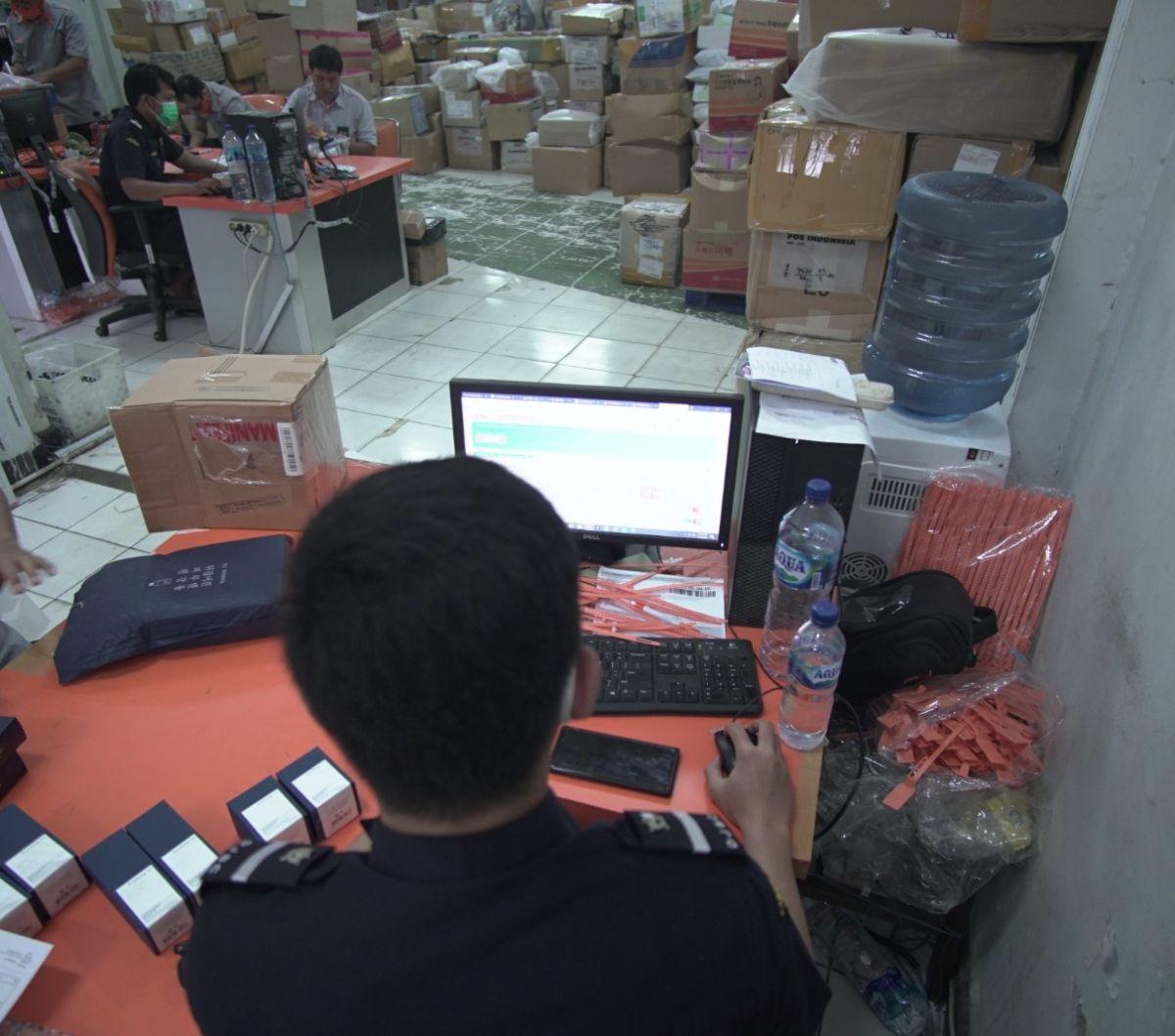 "Untuk barang kiriman dengan nilai lebih kecil atau sama dengan USD 3 per penerima barang per kiriman. Akan diberikan pembebasan bea masuk dan dikecualikan dari pemungutan pajak penghasilan, meski tetap dipungut PPN 11 persen,"