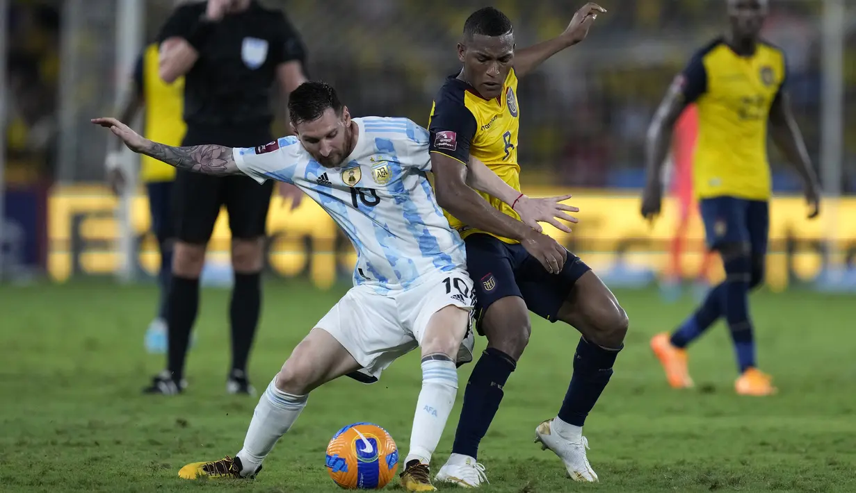 Penyerang Argentina Lionel Messi berebut bola dengan gelandang Ekuador Carlos Gruezo pada laga kualifikasi Piala Dunia 2022 zona CONMEBOL di Estadio Monumental Banco Pichincha, Rabu (30/3/2022). Timnas Argentina berhasil unggul 1-0 atas Ekuador. (AP Photo/Dolores Ochoa, Pool)