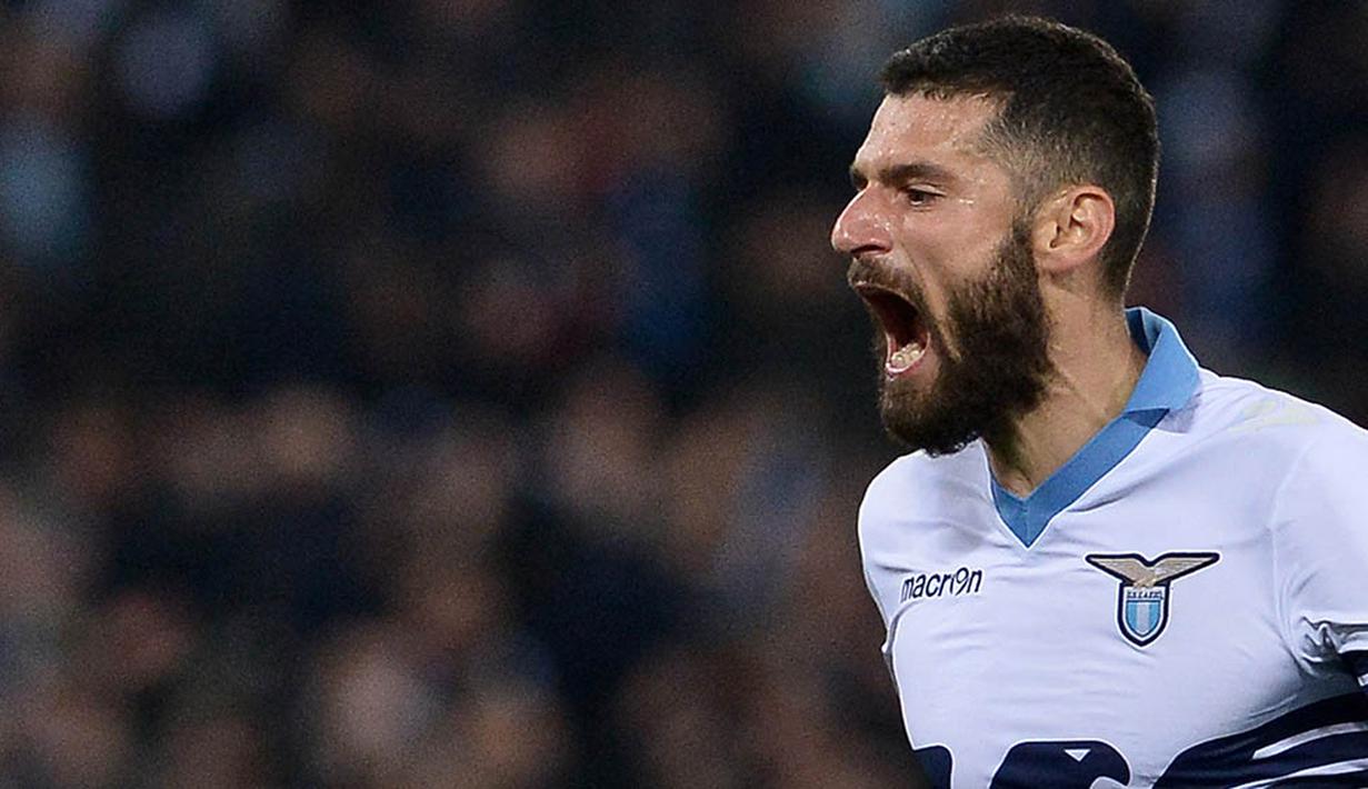 8. Antonio Candreva, Lazio, meski sudah tidak muda lagi namun penampilan pria Italia itu masih sangat memikat. (AFP/Tiziana Fabi) 