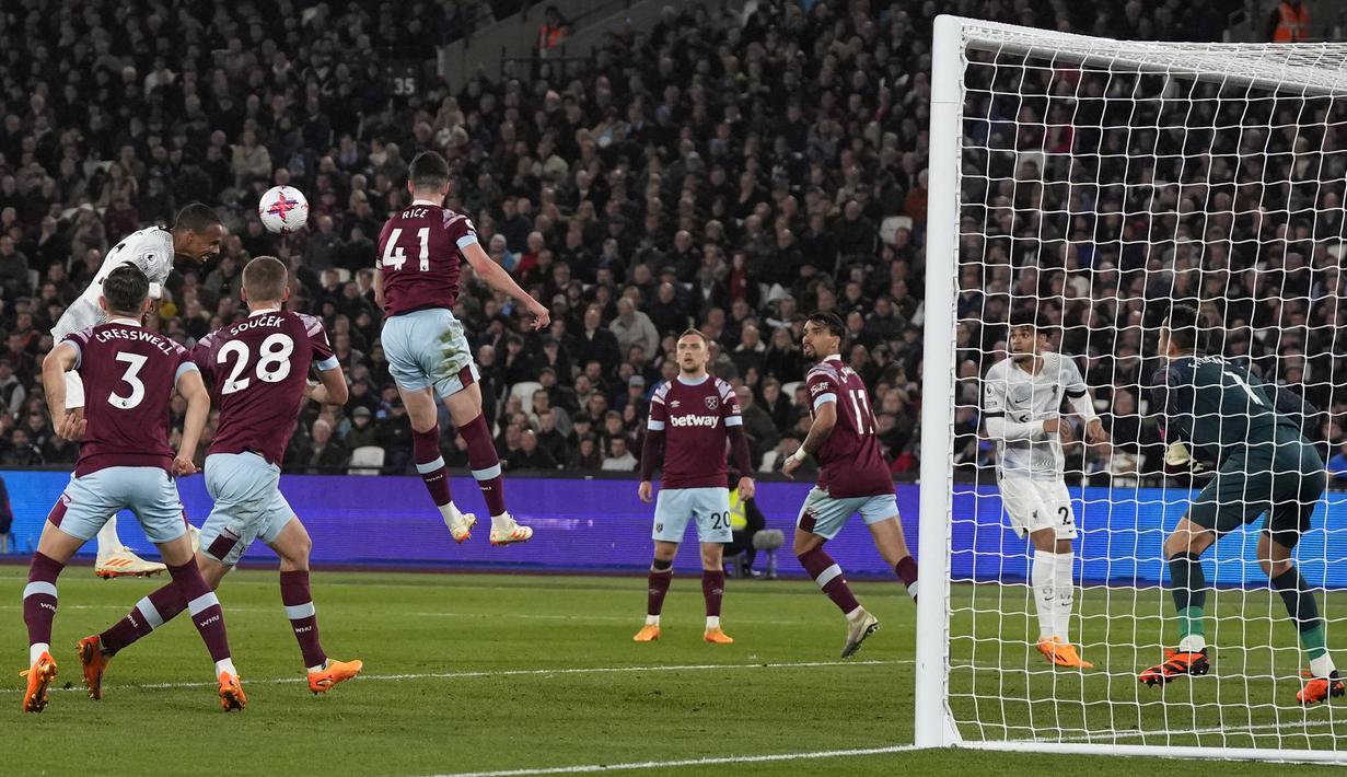 Pemain Liverpool, Joel Matip, mencetak gol ke gawang West Ham United pada pekan ke-33 Liga Inggris 2022/2023, Kamis (27/4/2023). (AP Photo/Alastair Grant)