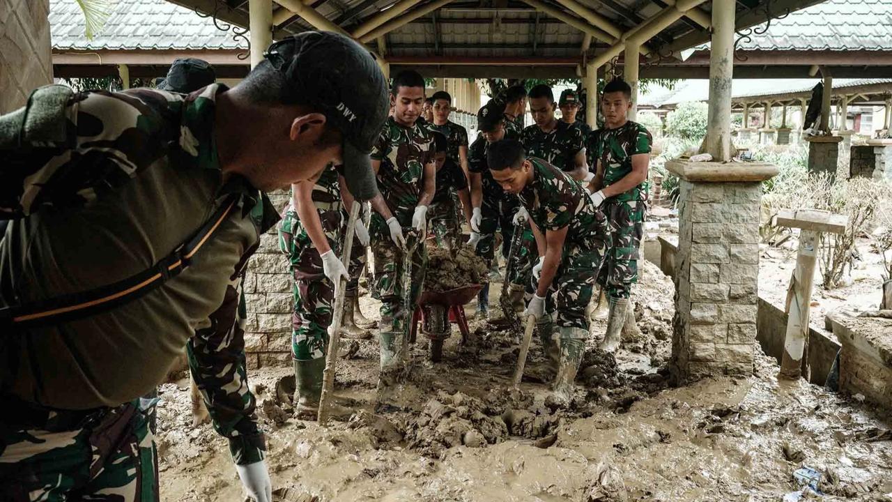 FOTO: Prajurit TNI AD Berjibaku Bersihkan Lumpur Tebal di RSUD Aceh Tamiang