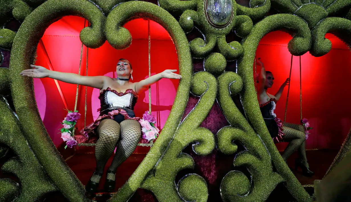 Dua penari dari sekolah samba Imperio de Casa Verde tampil di atas kendaraan hias saat parade karnaval di Sao Paulo, Brasil, (2/3). (AP Photo/Andre Penner)