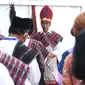 Presiden Jokowi tampak menggunakan pakaian adat etnis Sumatera Utara (Sumut), yaitu Baju Adat Toba (Biro Pers, Media, dan Informasi Sekretariat Presiden)