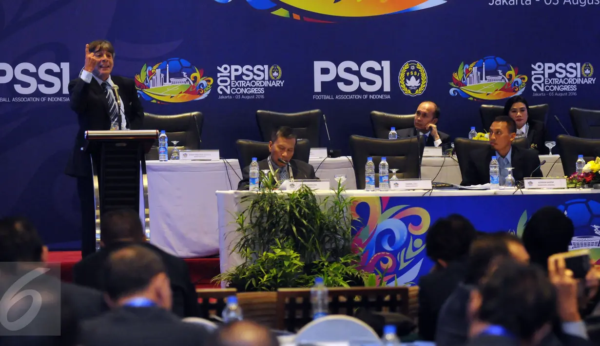 Perwakilan FIFA, Primo Corvaro memberikan masukan saat Kongres Luar Biasa PSSI di Jakarta, Rabu (3/8). Kongres menetapkan enam agenda utama pada KLB PSSI mendatang, diantaranya Pemilihan Anggota Komite Eksekutif Baru. (Liputan6.com/Helmi Fithriansyah)