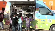 Anak-anak nampak antusias dan senang memilih milih sendiri buku bacaan yang di sediakan dalam mobil.